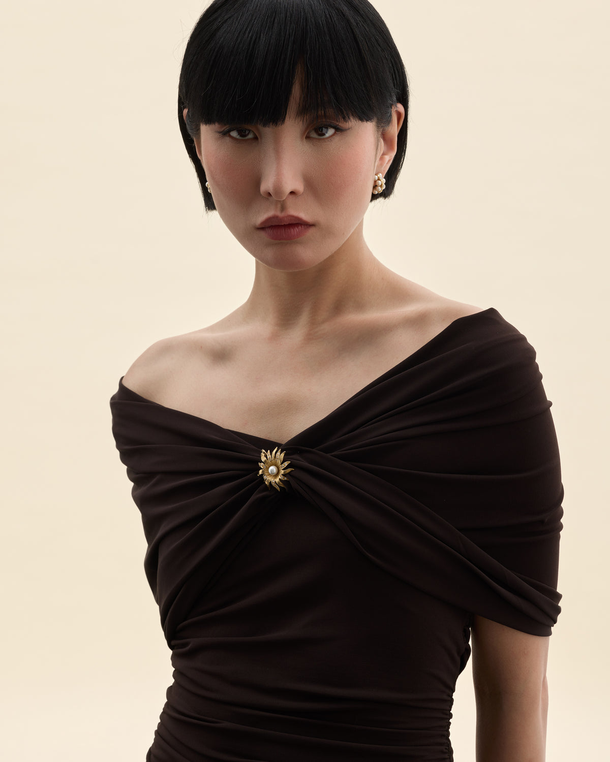 Model mit Creole mit Perlen und Zirkonia