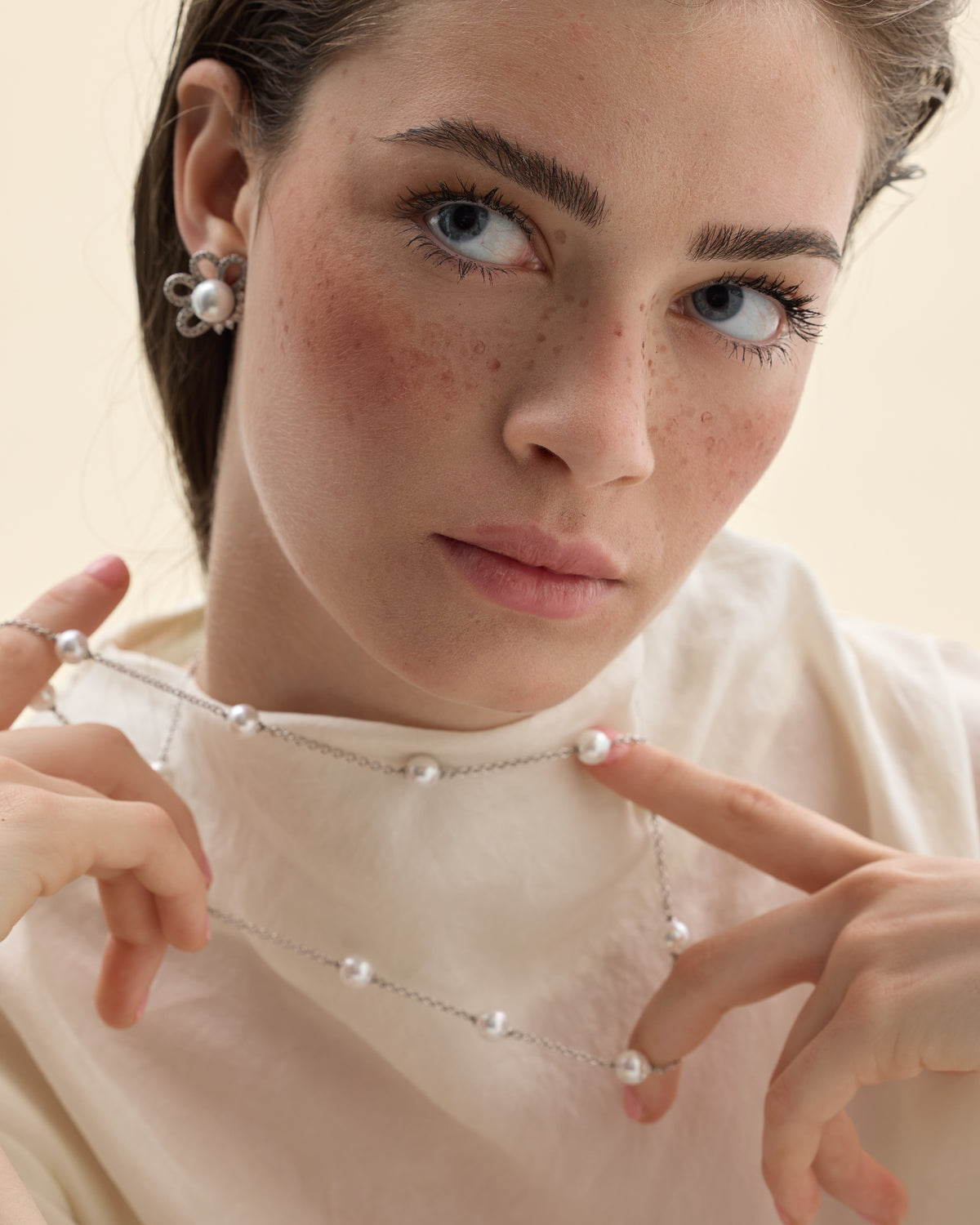 Set aus zweireihiger Perlenkette und Perlenohrringen