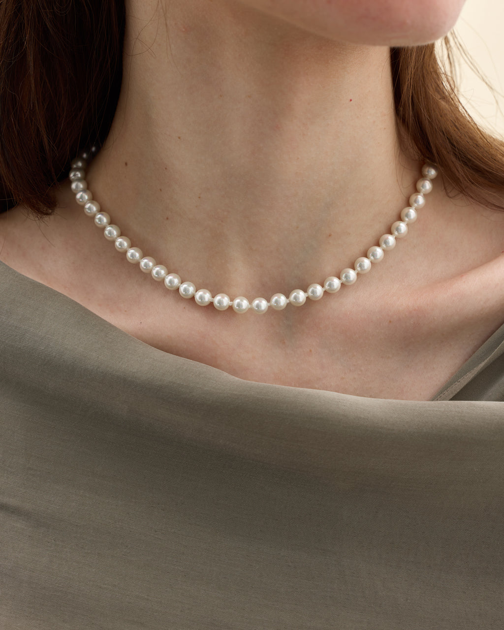 detall de collaret de perles amb model 