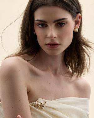 modelo con broche vintage alargado y perla de Mallorca 
