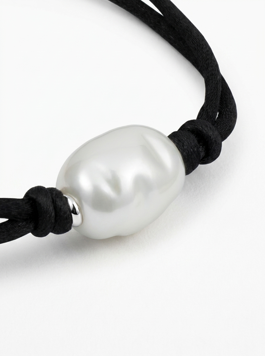 Perla barroca blanca amb cordó negre de seda