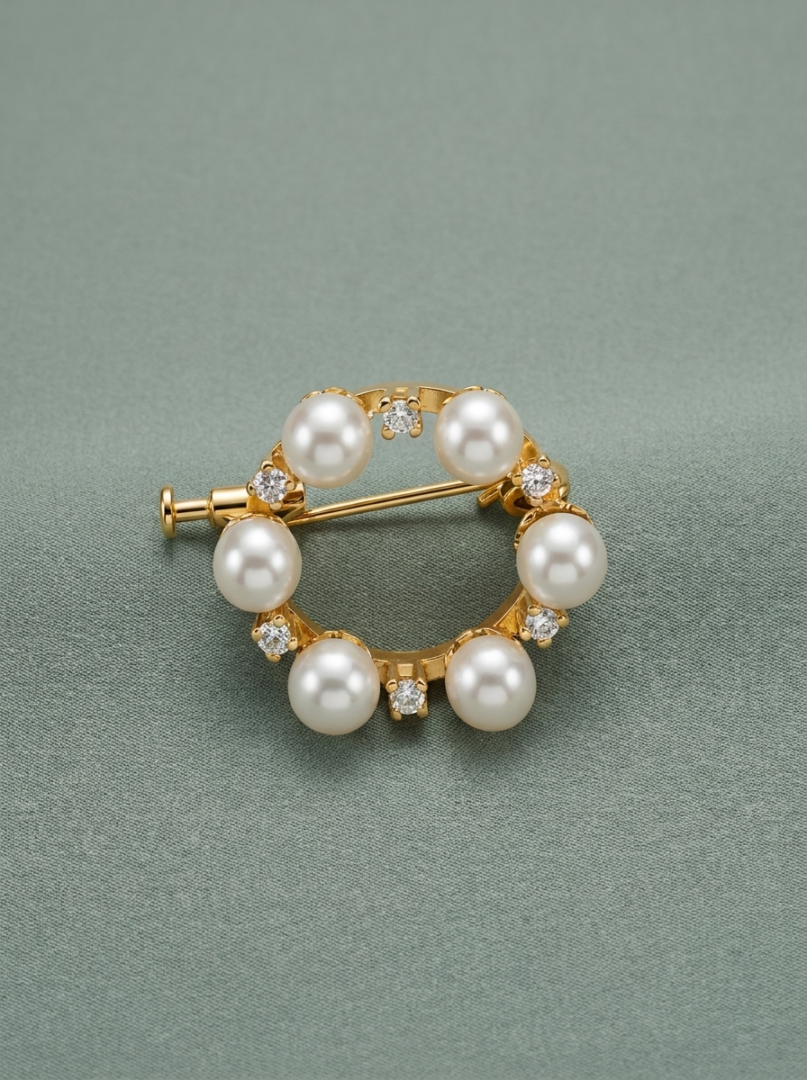 Circular brooch edged with pearls