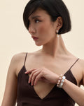 model amb arracades de perles cultivades blanques i multicolor