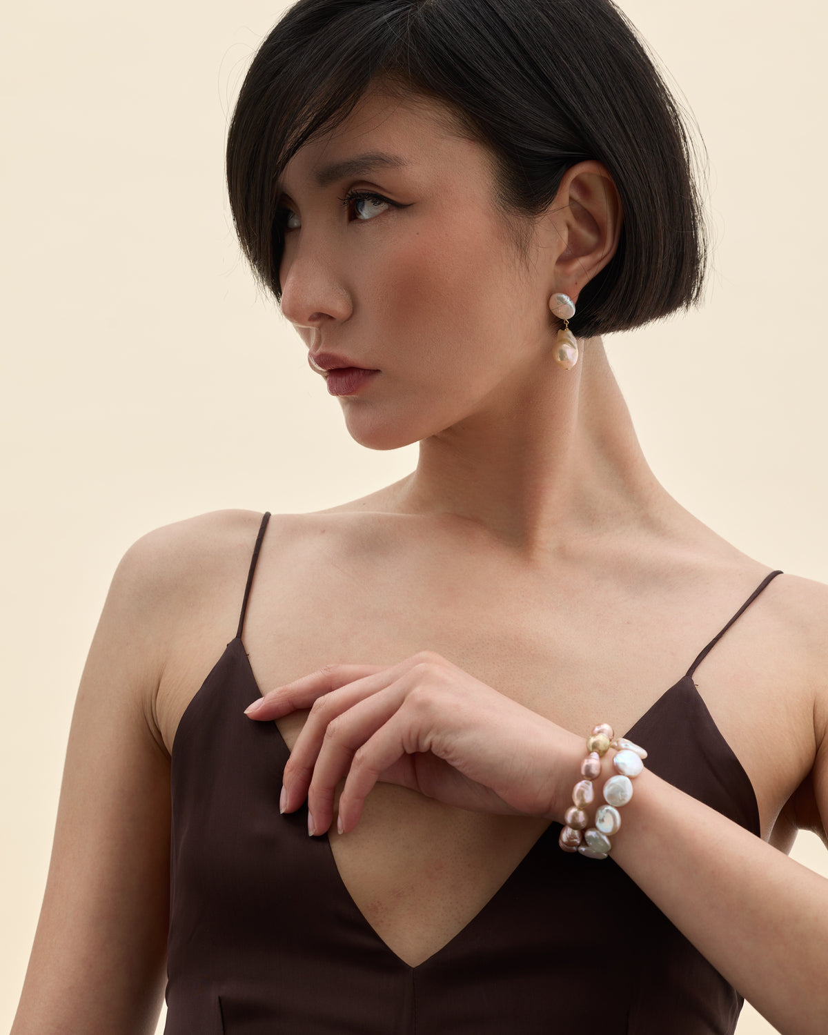 model amb arracades de perles cultivades blanques i multicolor