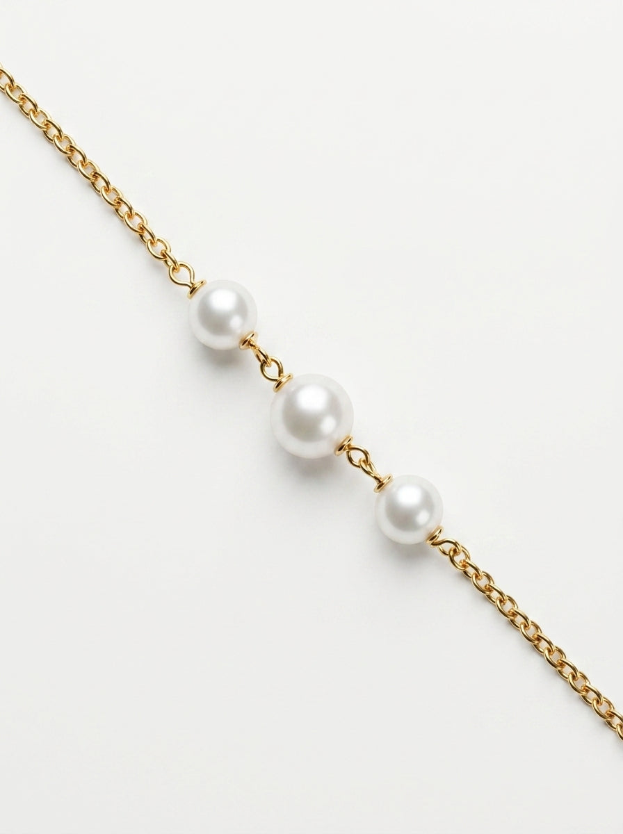 Detalle de pulsera de perlas