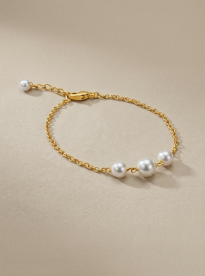 Pulsera de tres perlas blancas
