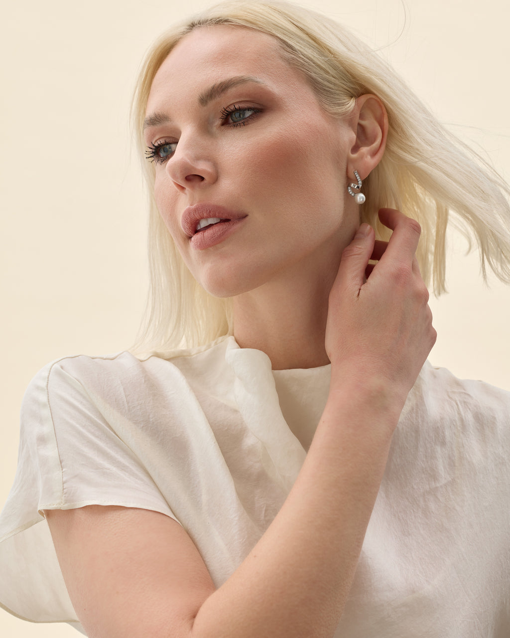 modelo con pendientes de plata, circonitas y perla blanca