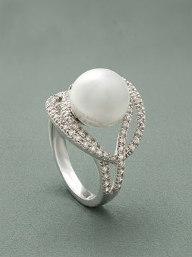 anillo de plata liso con perla blanca