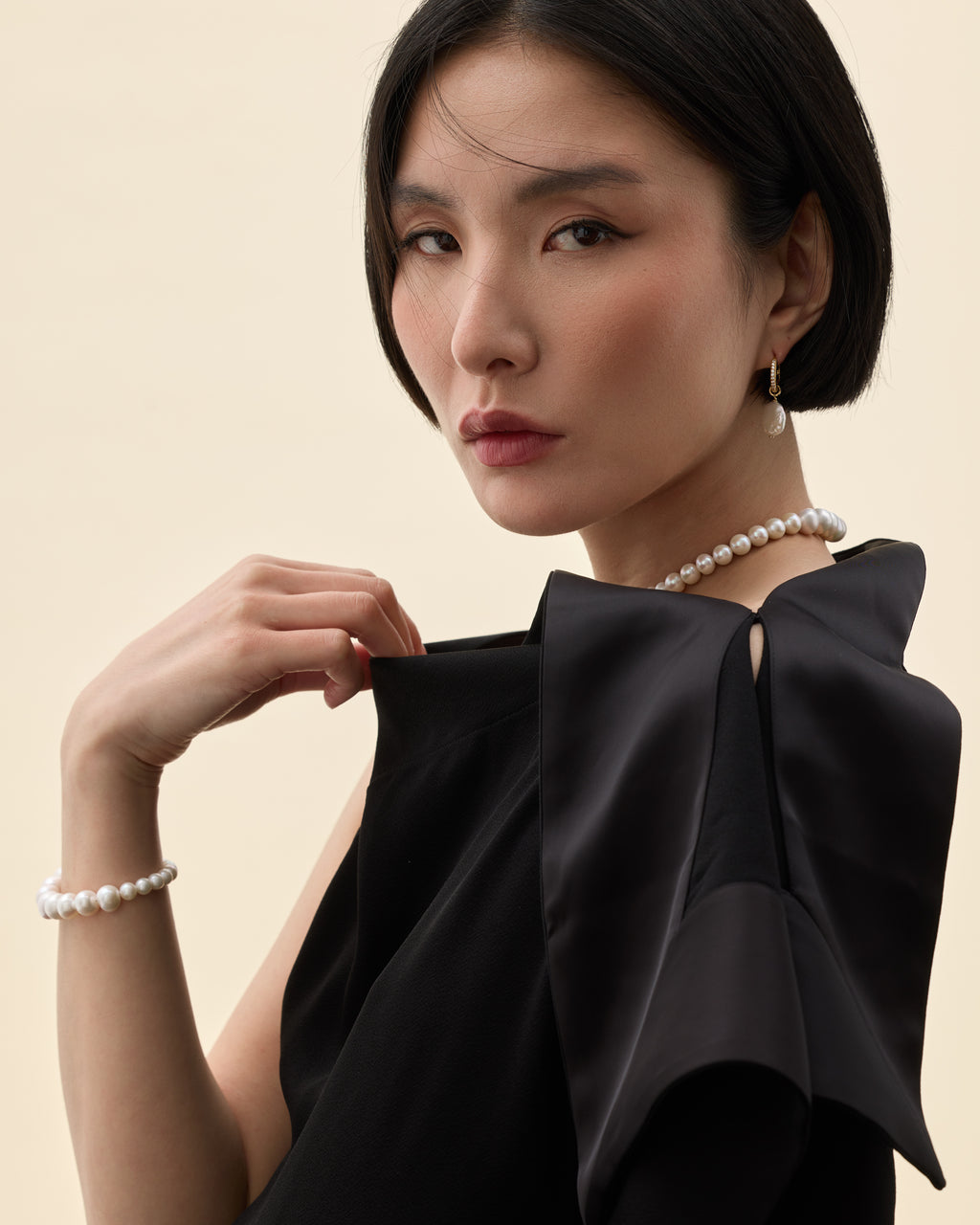 Model mit Armband mit Zuchtperlenkaskade
