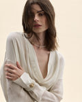 Mannequin portant une parure collier, boucles d'oreilles et bracelet de perles