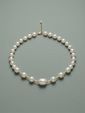 collaret de perles de diverses mides i detalls en daurat 