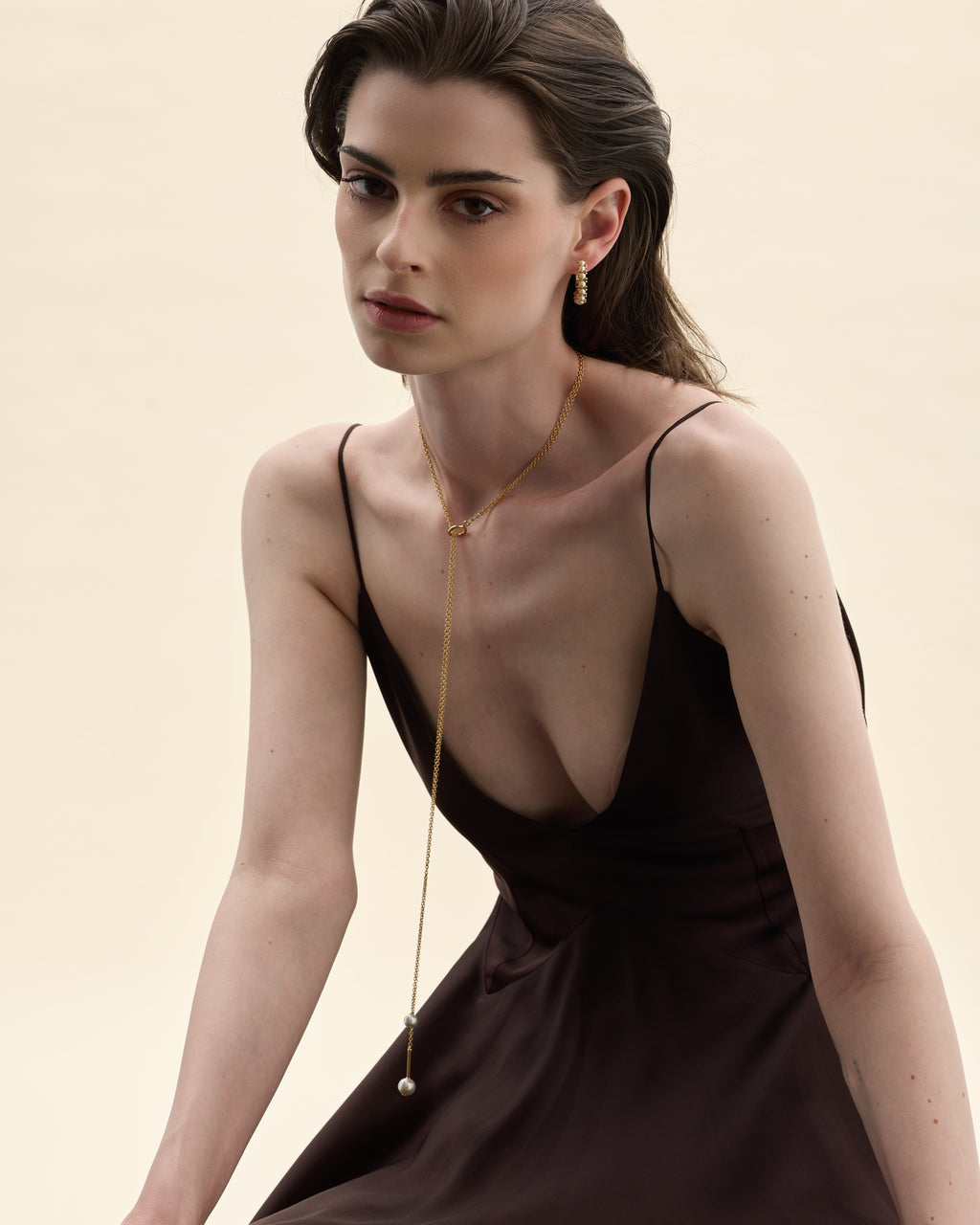Mannequin portant des boucles d'oreilles pendantes en argent avec perle blanche de Majorque