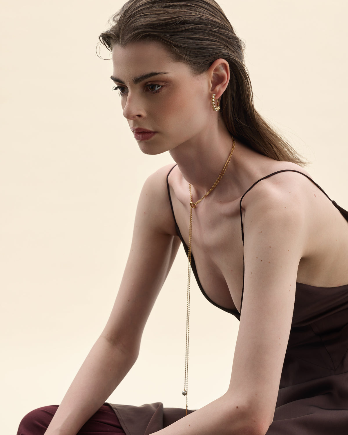 Model mit verstellbarer Halskette aus Perle und Goldkette
