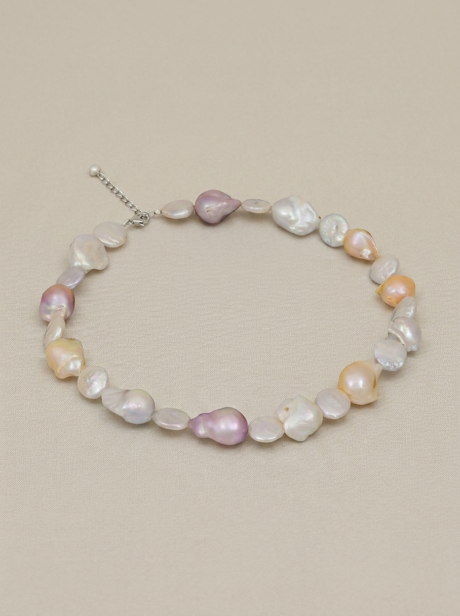 Collier mit mehrfarbigen Perlen in verschiedenen Formen