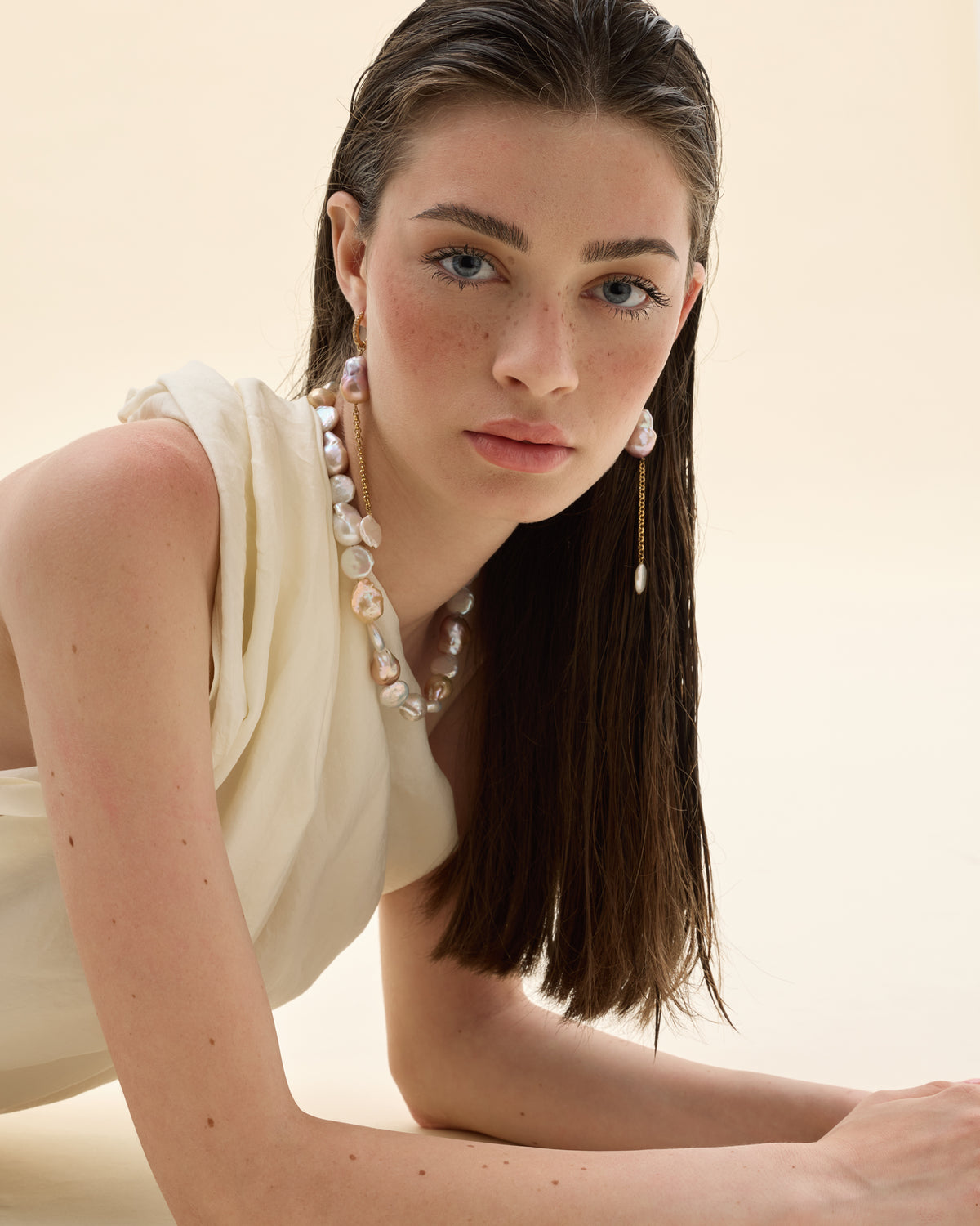 modelo con set de colgante y pendientes de perlas cultivadas rosadas 