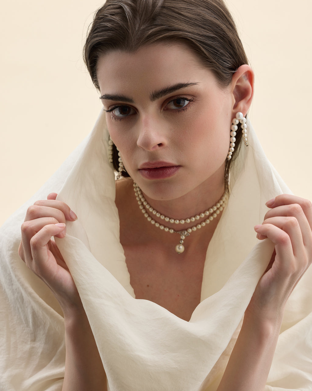 model amb collaret de perles de Mallorca multiposició 