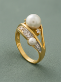 Gold-plated metal ring with two pearls in different sizes