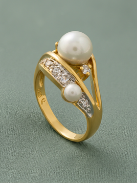 anillo de metal bañado en oro con dos perlas de diferentes tamaños