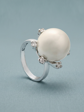 anillo de perla grande con circonita