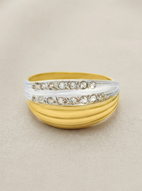 anillo vintage, bañado en oro y mitad de circonitas