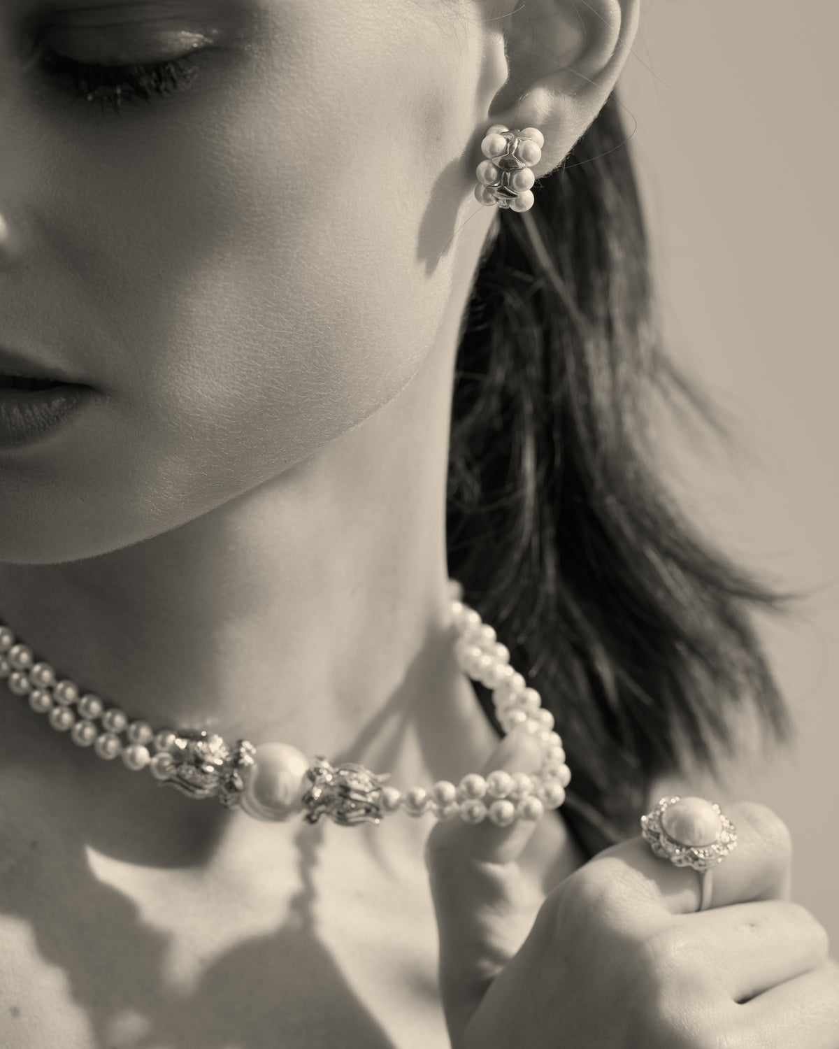 modelo con collar de centro de plata y circonitas de colores 
