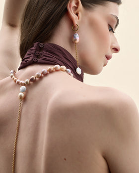 model amb collaret llarg de perles cultivades 