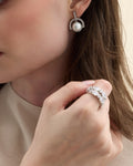 modelo con pendientes de plata con circonitas y perla de Mallorca