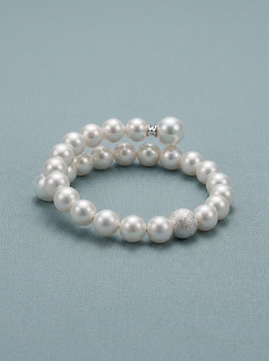 Rigid adjustable pearl bracelet