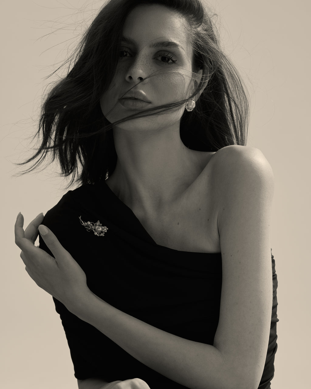 modelo con broche y pendientes de perla de Mallorca 