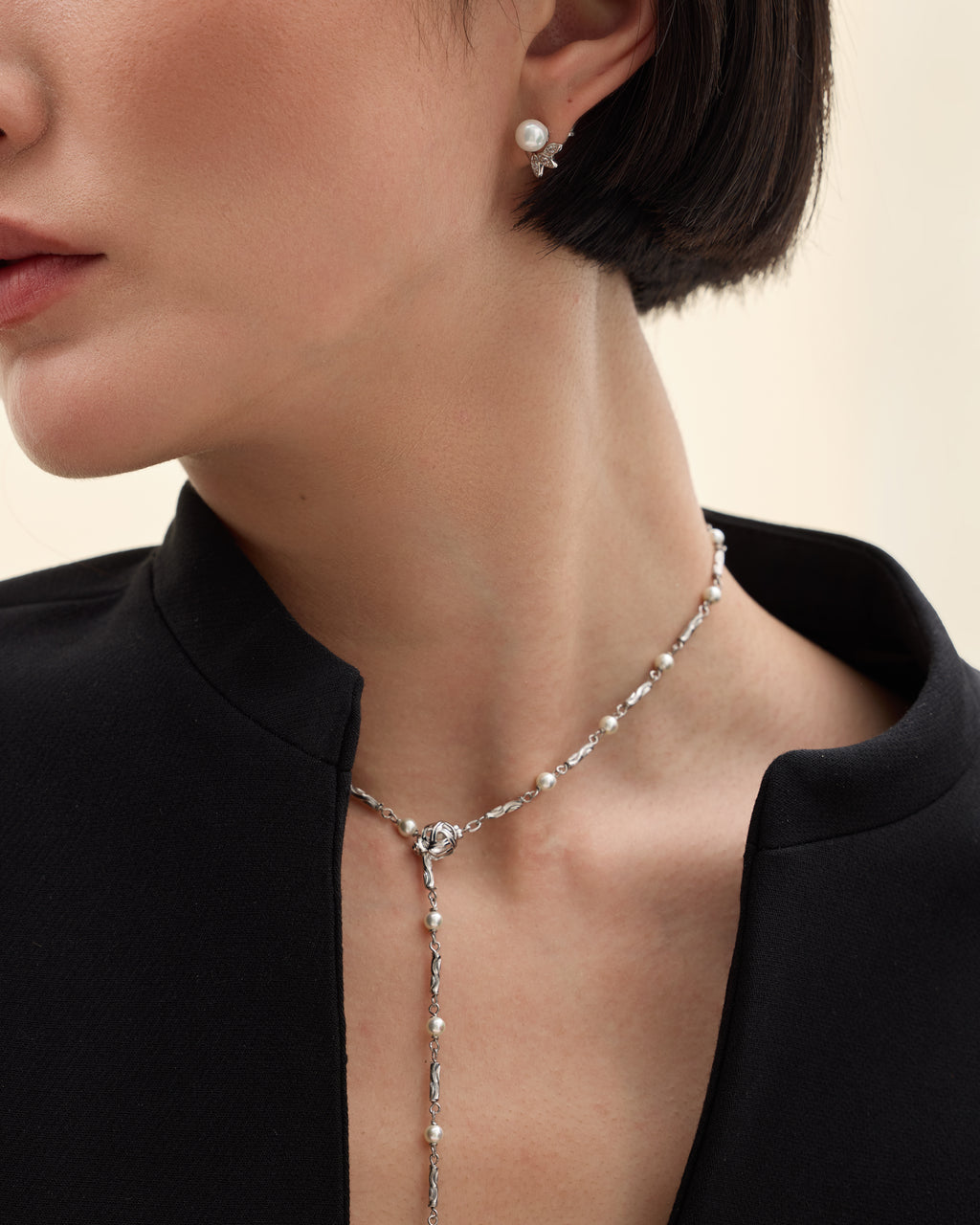 modelo con pendientes de perlas y circonitas
