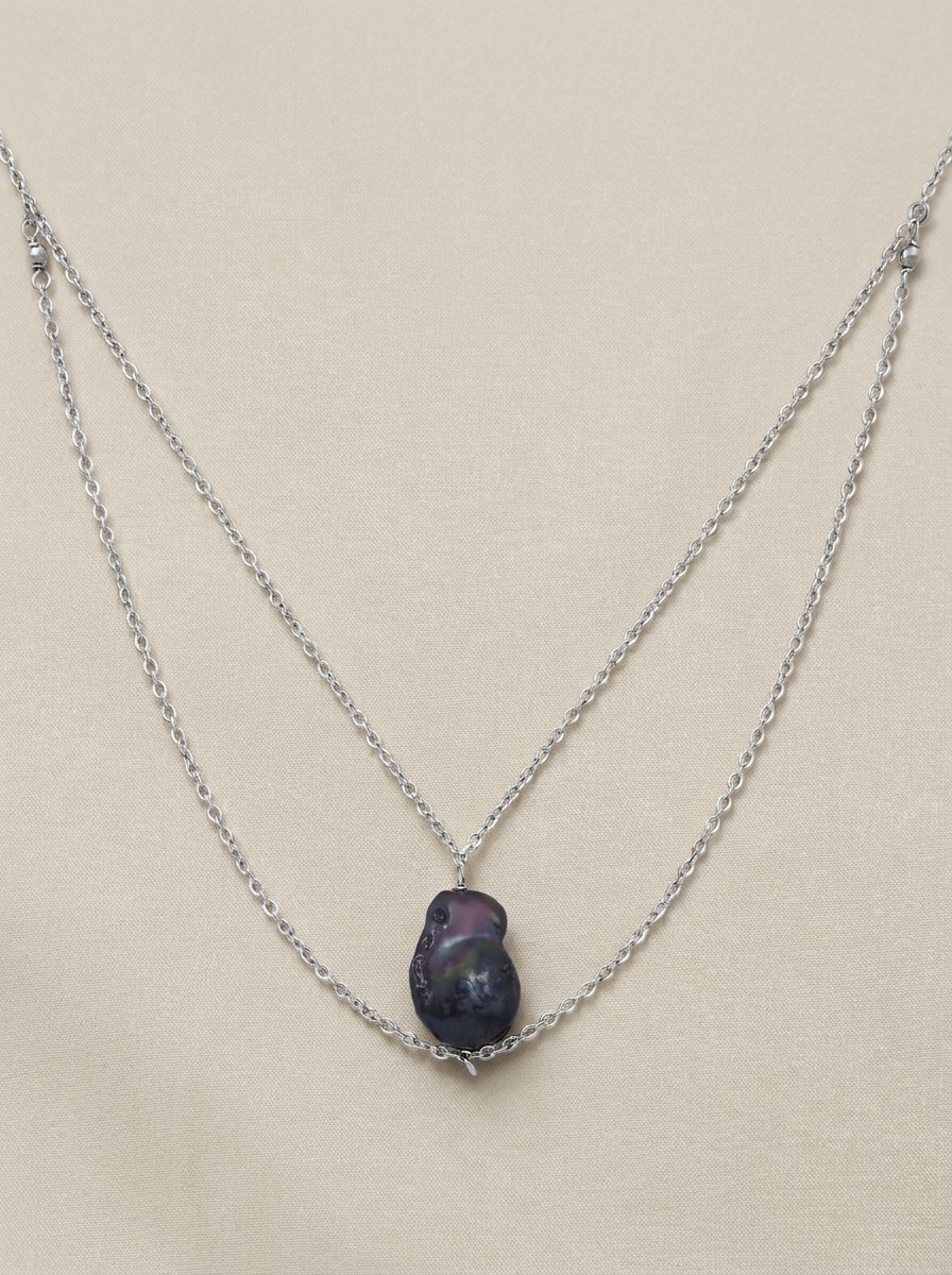 collaret de cadenes color plata amb perles cultivades negres 
