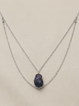 collaret de cadenes color plata amb perles cultivades negres 