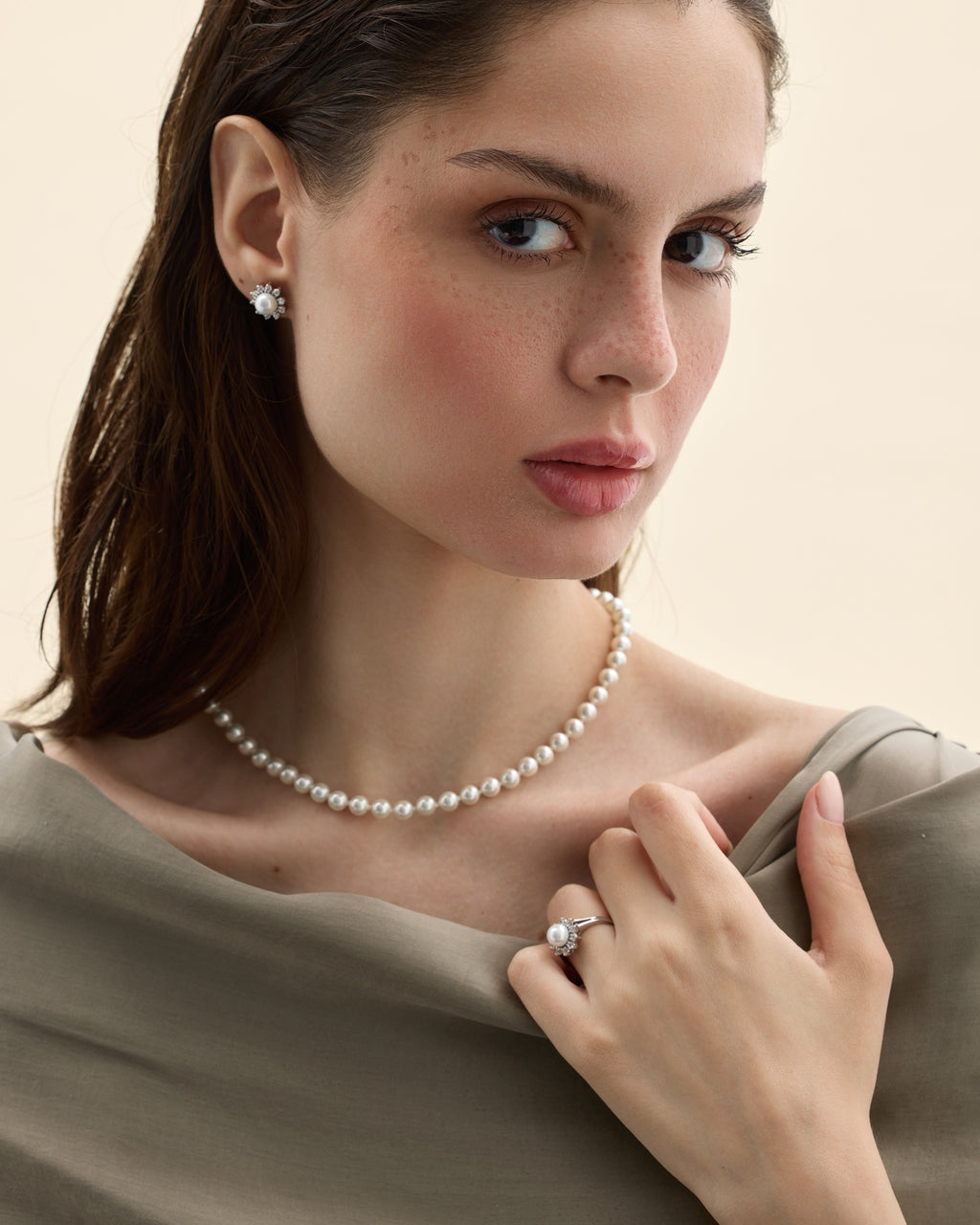 model amb collaret de perles esfèriques 