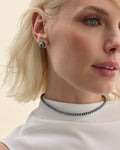 Mannequin portant une parure boucles d'oreilles et collier en perles noires