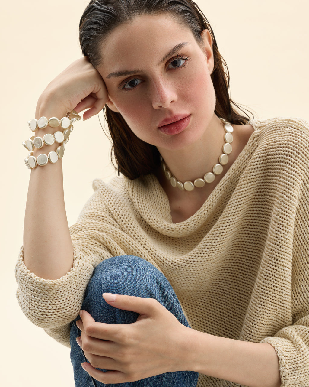 modelo con conjunto de collar y pulsera de perlas planas 