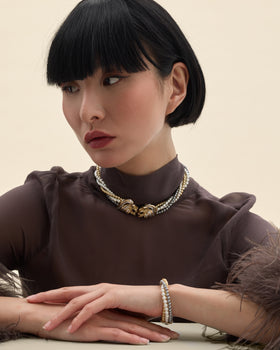 modelo con collar corto de perlas y diferentes colores 