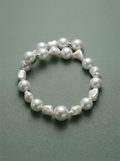 Starres Armband aus Barockperlen mit Silberdetails