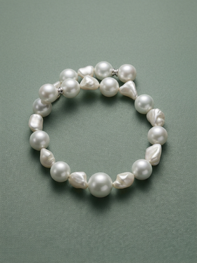 Pulsera de perlas barrocas rígida con detalles en plata
