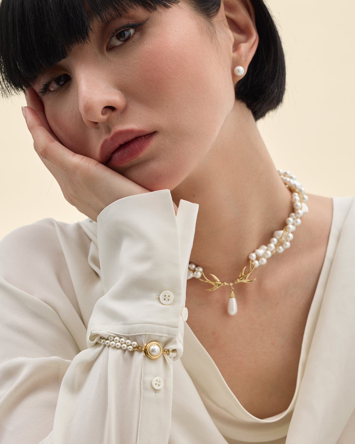 modelo con collar de perlas y cadena
