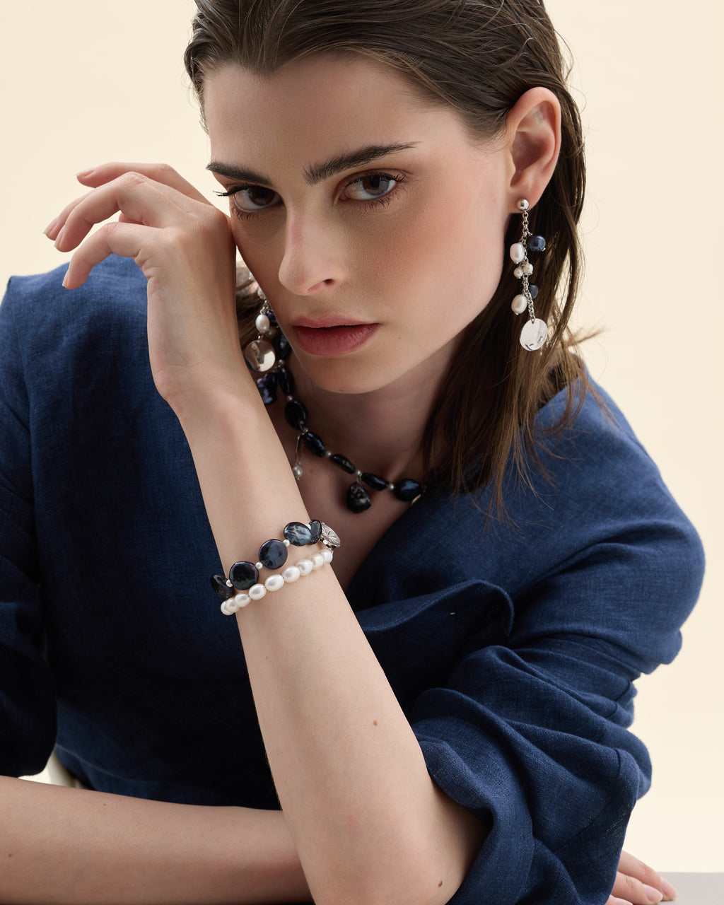 Mannequin portant une parure boucles d'oreilles, collier et bracelet en perles de culture