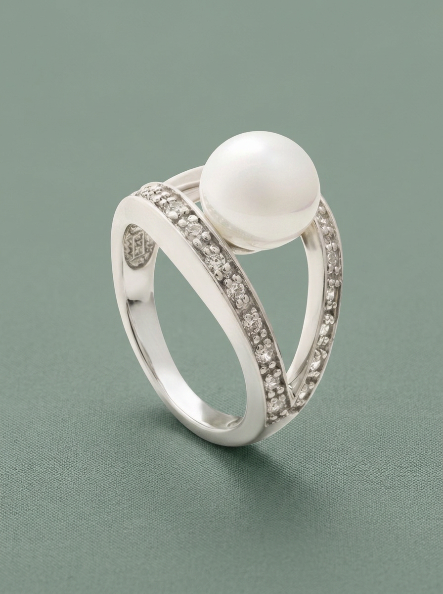 Ring with a central pearl and a silver setting with cubic zirconia