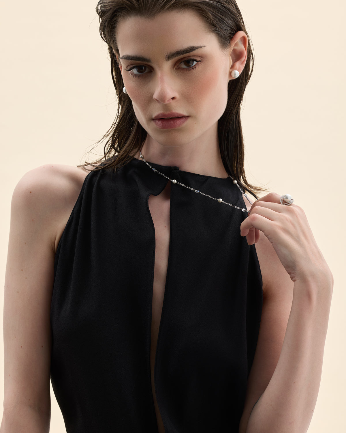 Model mit Silberhalskette mit weißen Perlen