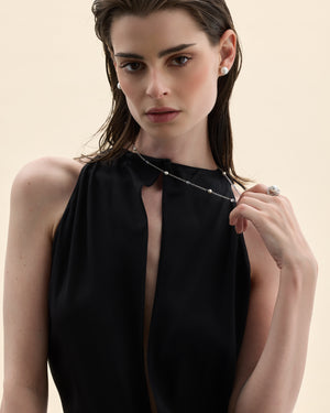 Model mit Silberhalskette mit weißen Perlen