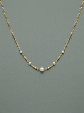 Collier chaîne avec perles et appliques dorées
