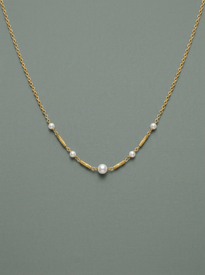 collar de cadena con perlas y apliques dorados 