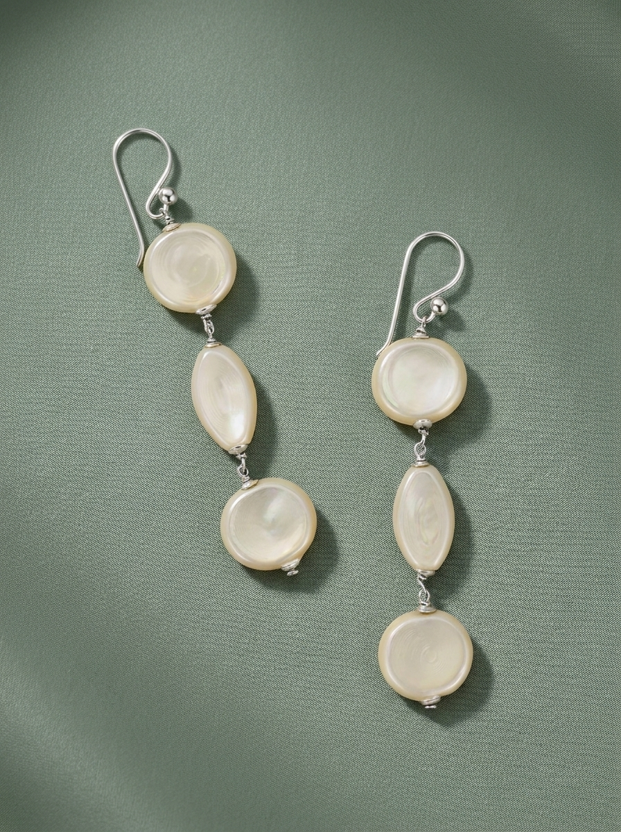 detall de perles planes blanques rodones