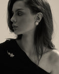 modelo con broche vintage con perla de Mallorca grande 