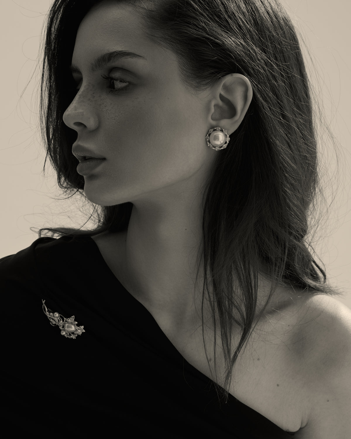 Model wearing a vintage brooch with a large Mallorca pearl