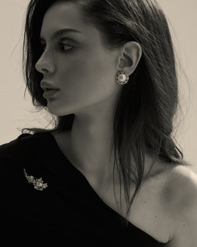 Model wearing a vintage brooch with a large Mallorca pearl