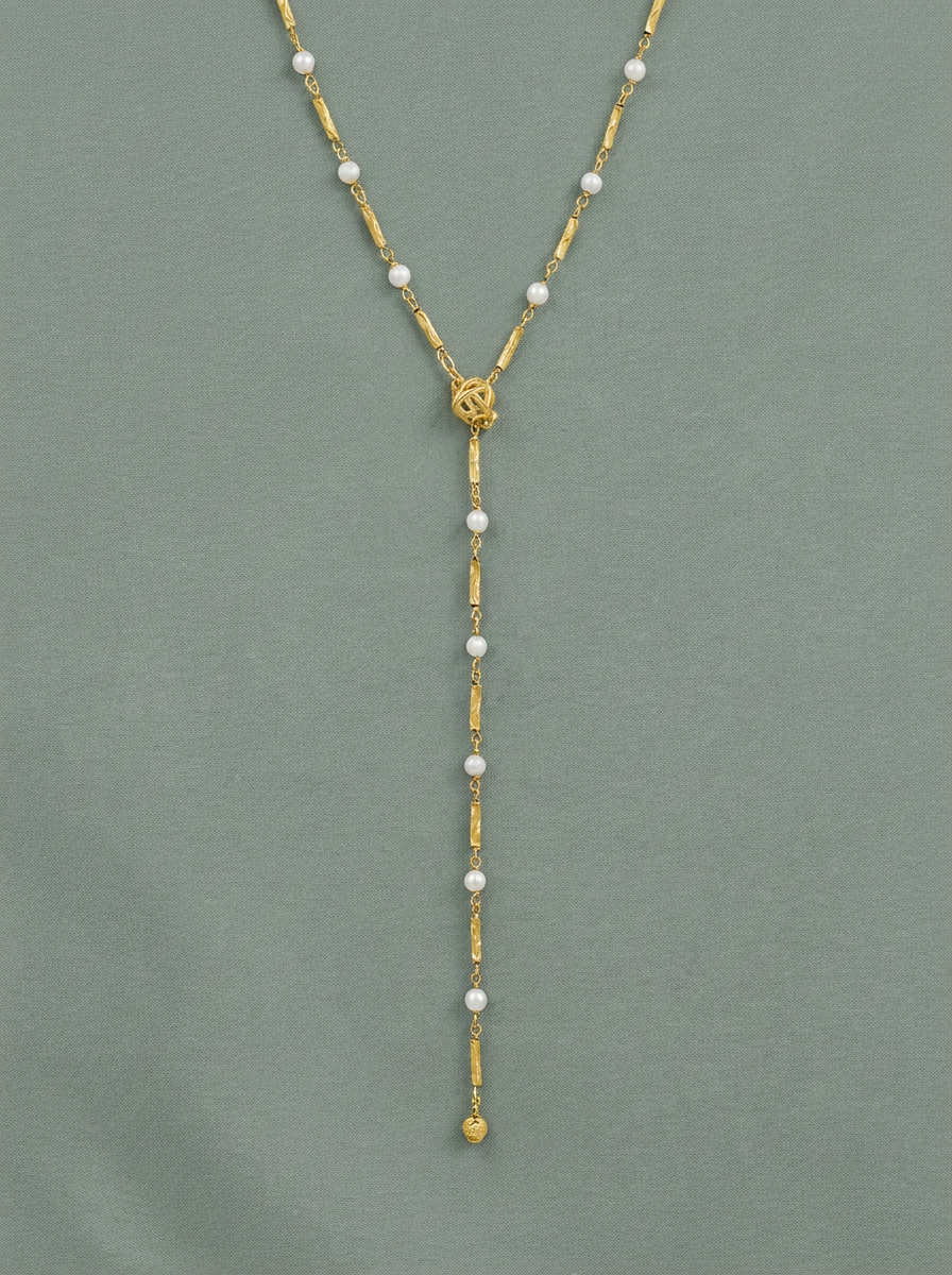 collar dorado con perlas y aplique dorados 